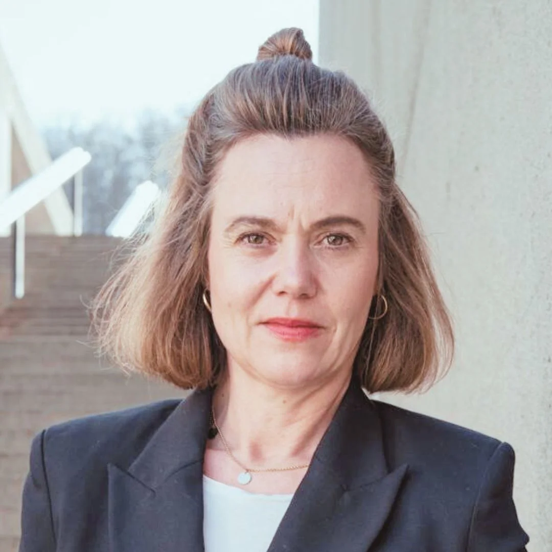 Porträt von Mirjam Schaffner, Dunkelblond, eher ernst, blauer Blazer