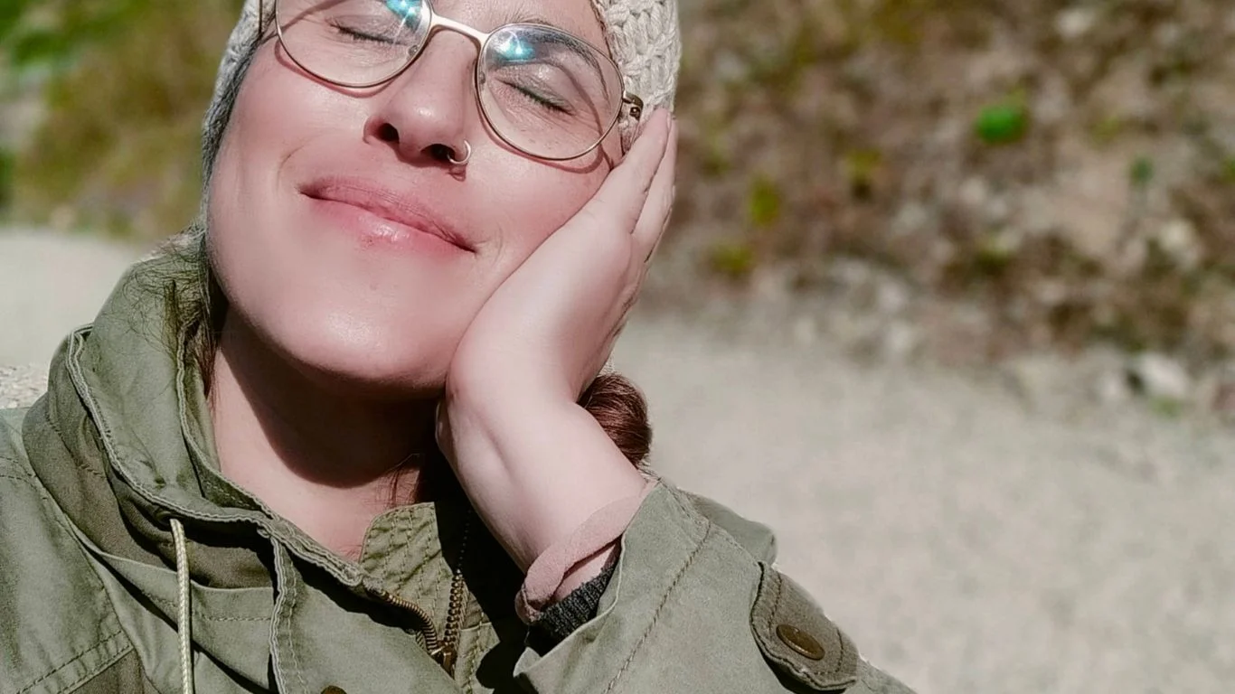 Frau blick in die Sonne, Augen geschlossen, lächelnd