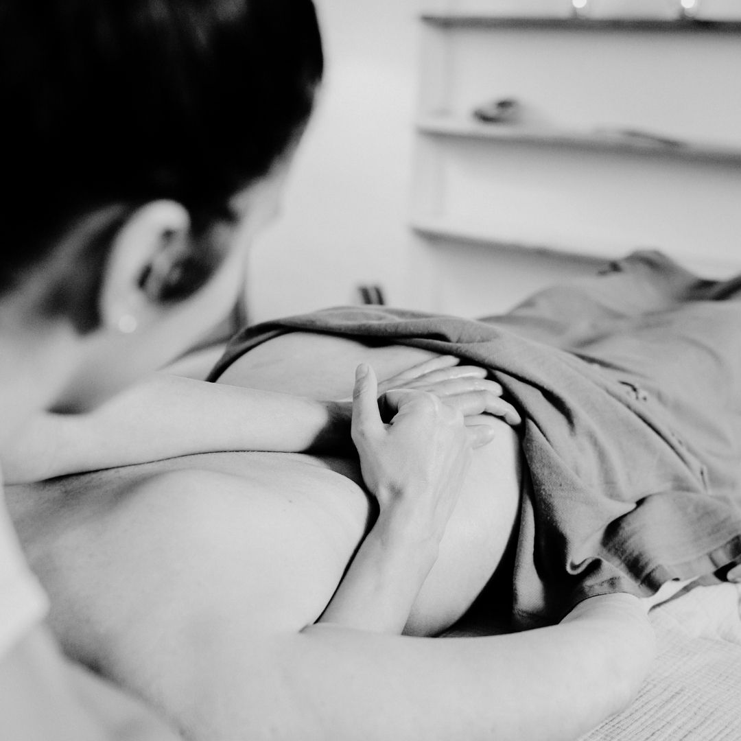 Zerrin Kaya gibt einer Frau eine Rückenmassage mit Butterfly Technik